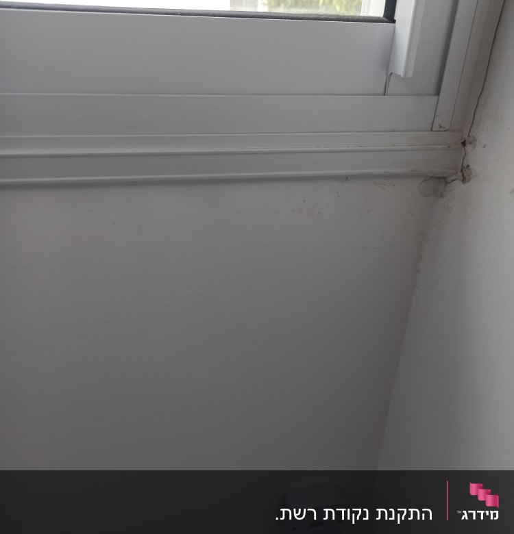 שקע רשת מותקן על קיר ליד חלון